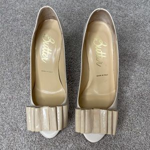 Butter brand, made in Italy. Size 6 in cream color.
